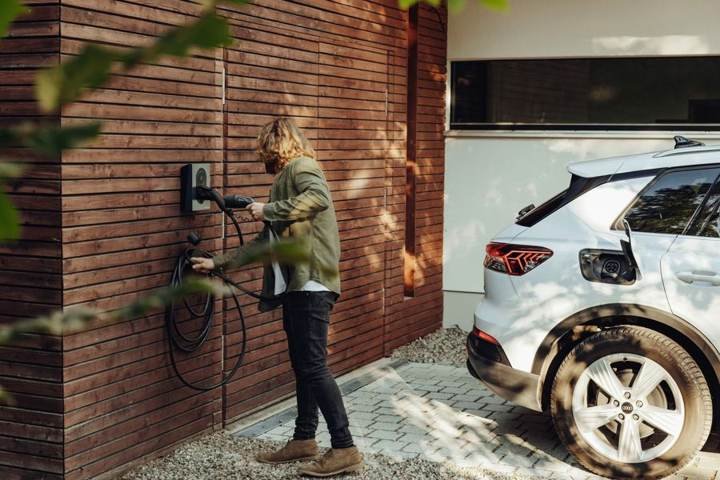 DAH Solar adds vehicle-to-home readiness to flagship