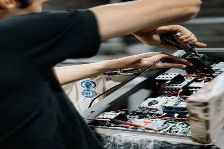 Power Electronics opens European C&I service hub