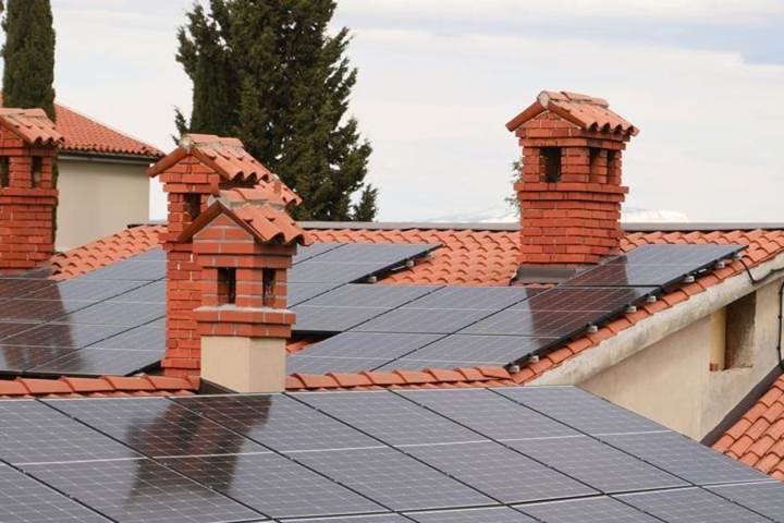 DAH Solar expands hybrid inverter range for three-phase homes
